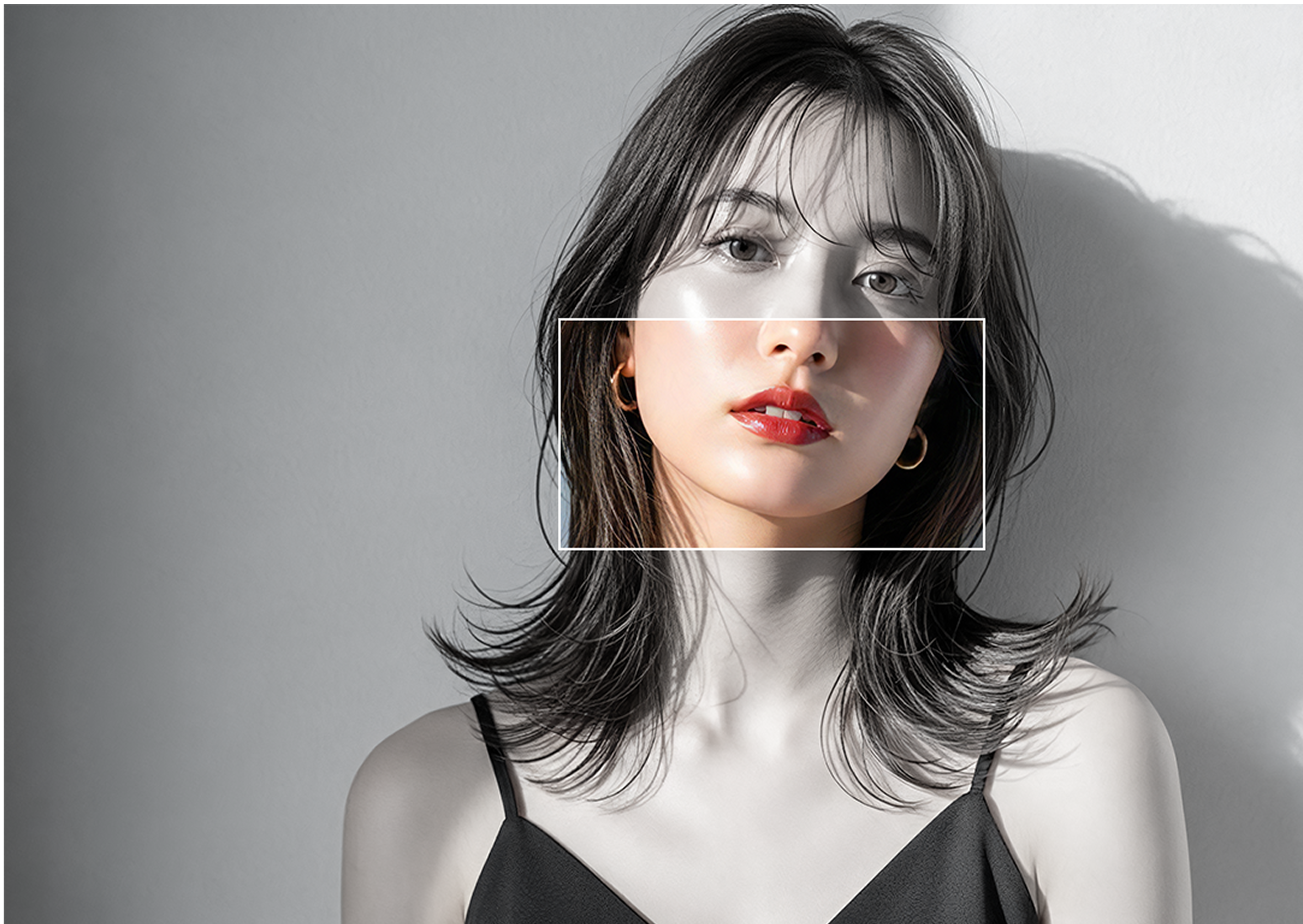 女性モデルの口元が編集されている写真